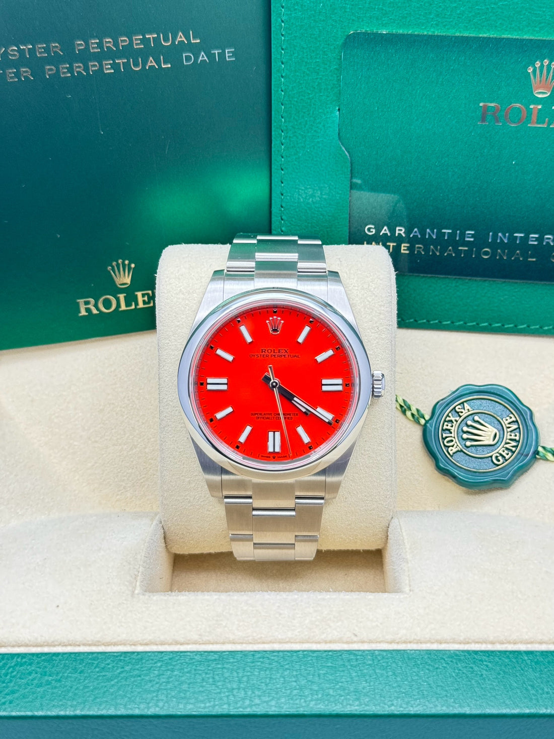 Rolex Oyster Perpetual 41  - Coral Red Index Dial - Oyster Bracelet - 124300 reio