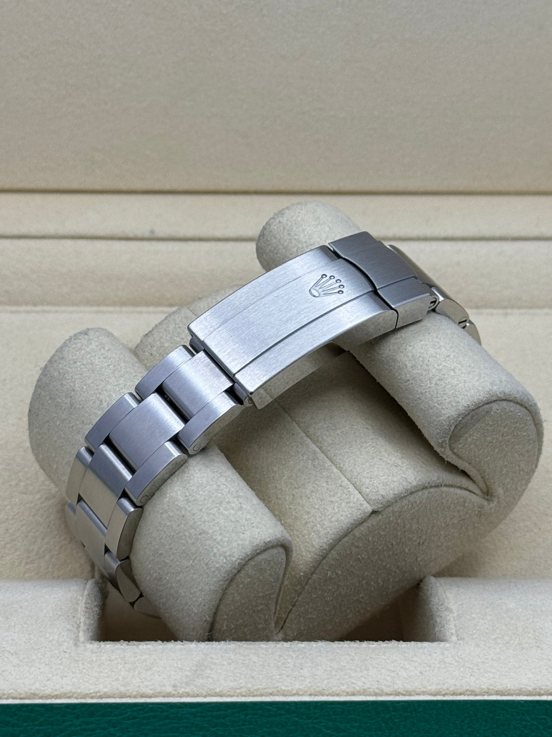 Rolex Oyster Perpetual 34 124200, Calibre 2232, 55-hour power reserve
