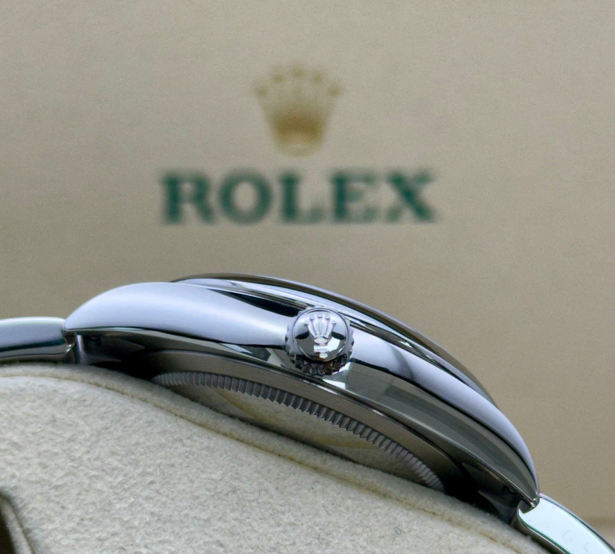 Rolex Oyster Perpetual 34 124200 with smooth domed bezel