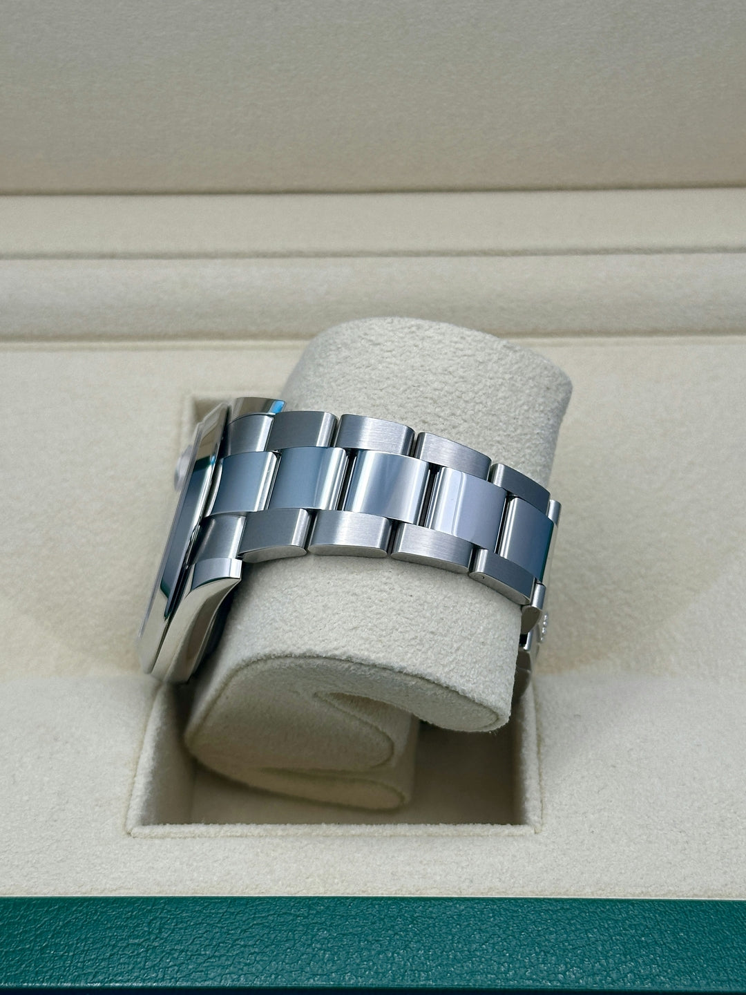 Like New Rolex Datejust 41 126300 with box and papers