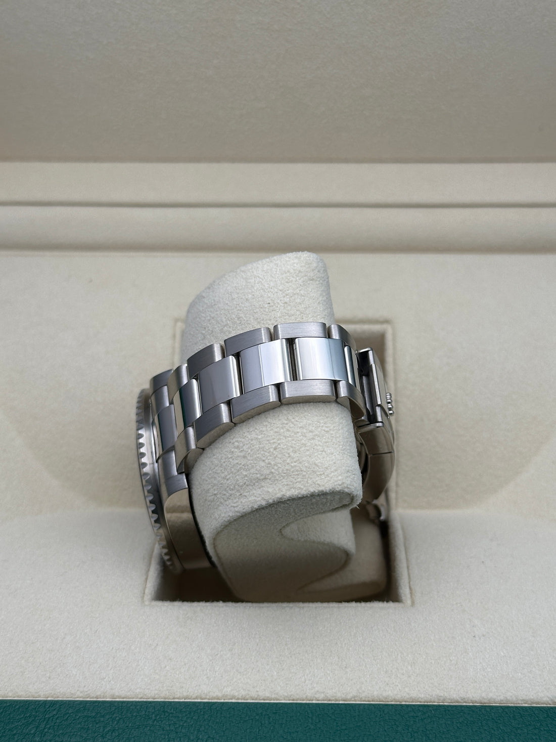 Rolex White Gold GMT-Master II 40  - Blue and Red Pepsi Bezel - Meteorite Dial - Oyster Bracelet - 126719BLRO mt
