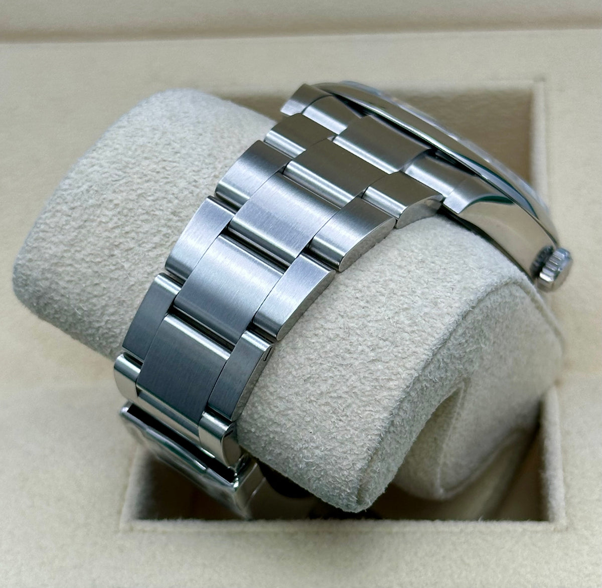 Rolex Oyster Perpetual 41 124300 silver dial