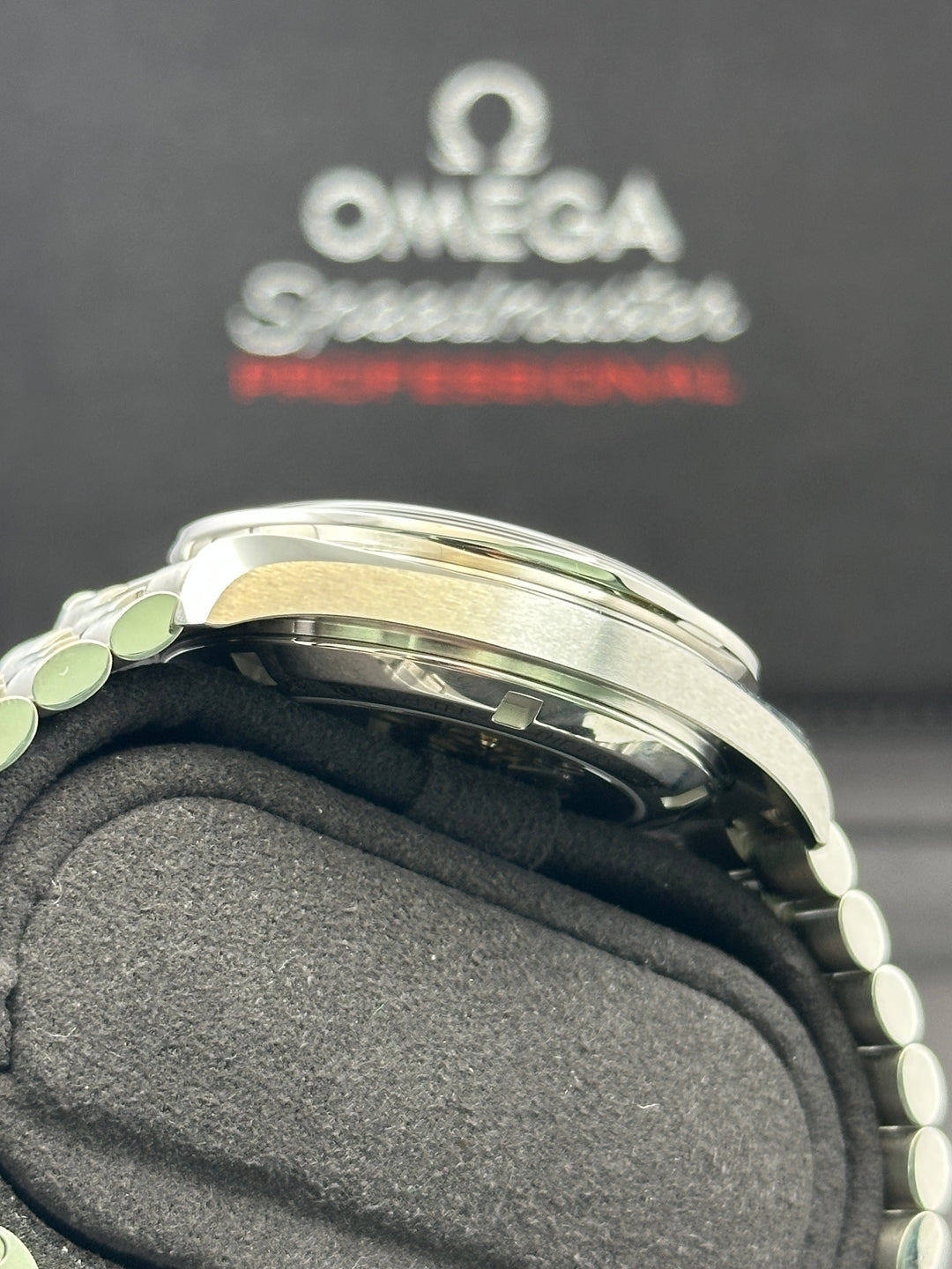 Omega Speedmaster 310.30.42.50.01.004 black dial, view 3 of 8