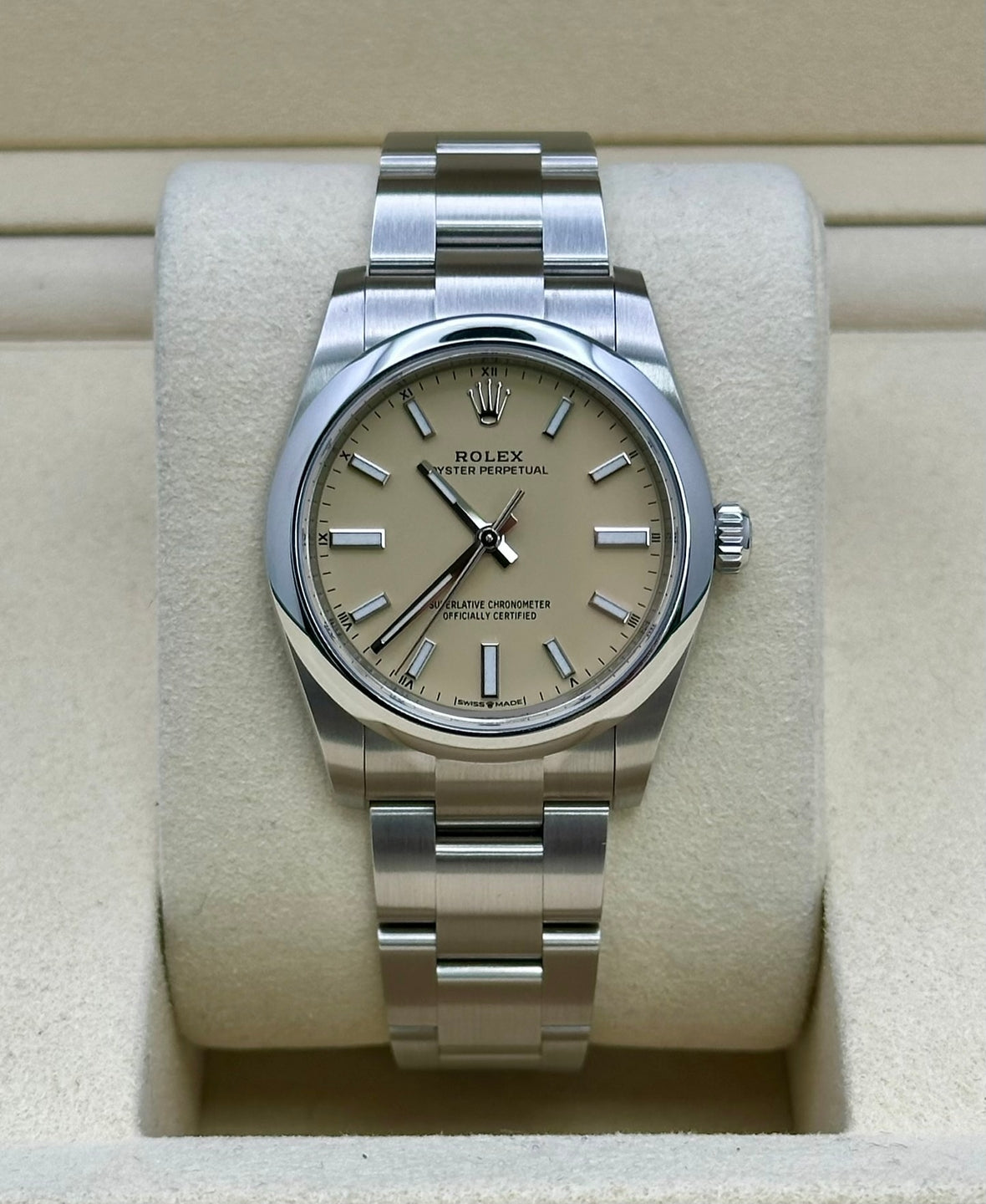 Rolex Oyster Perpetual 34 124200 with 34mm Oystersteel case