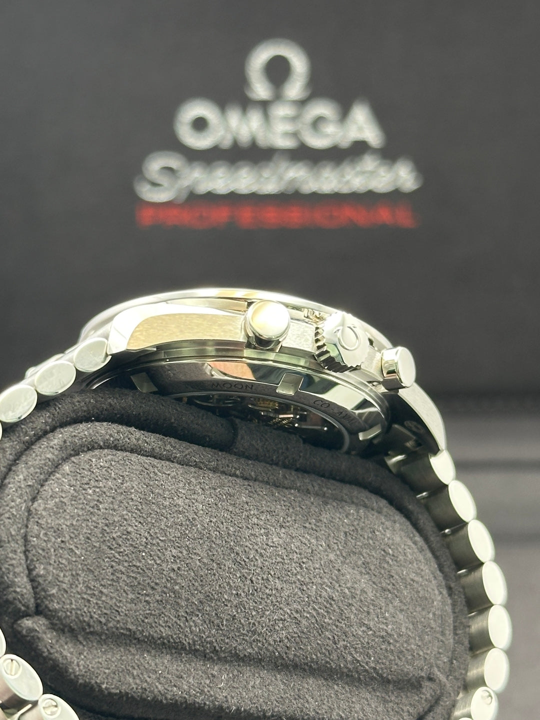 Omega Speedmaster 310.30.42.50.01.004 black dial, view 4 of 8