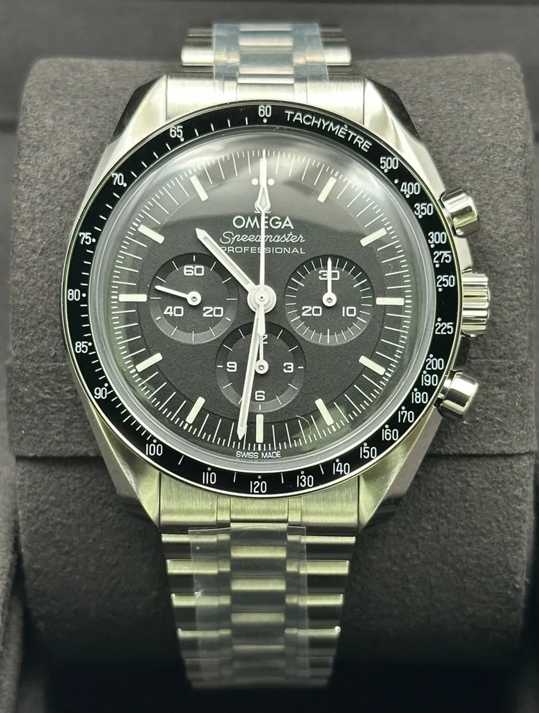 Omega Speedmaster 310.30.42.50.01.001, 2026, black step dial
